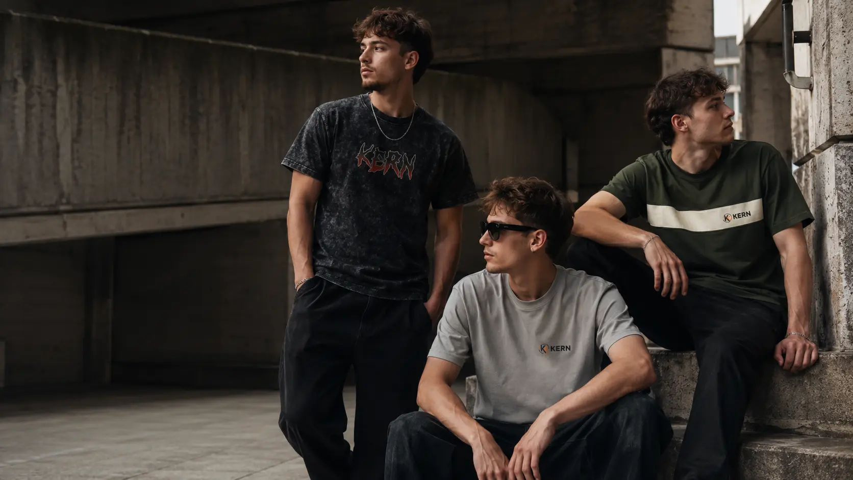 Model trägt das KERN Essentials Stone Grey Shirt im regulären Fit